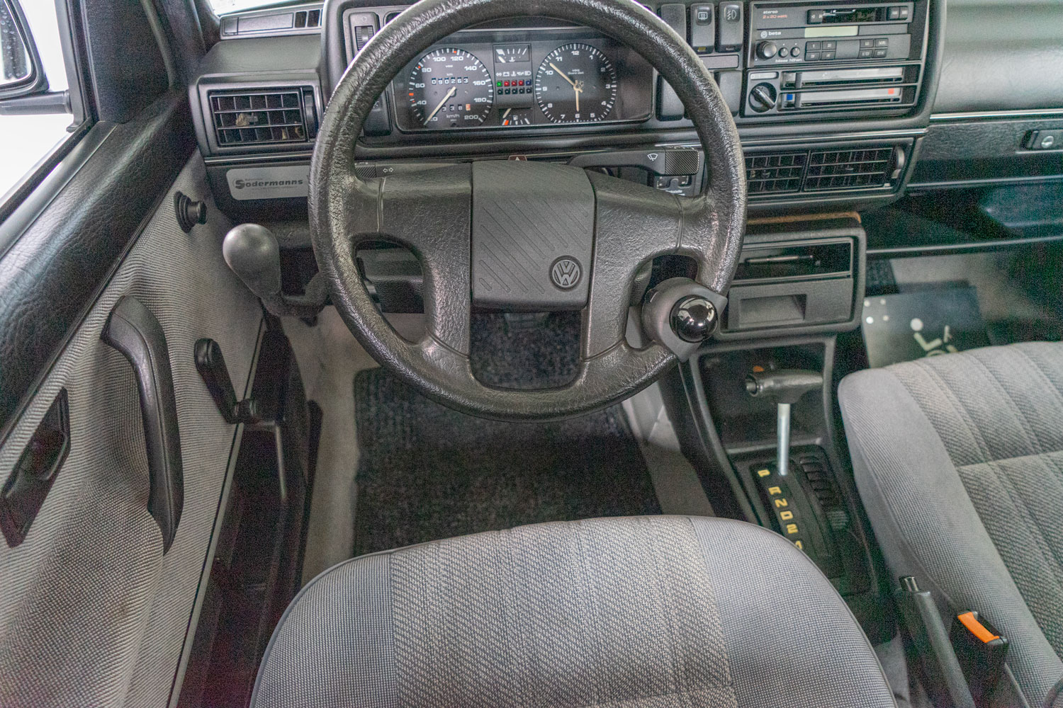 Behindertengerechter Volkswagen Golf II Oldtimer mit Handgerät für Gas und Bremse und Lenkraddrehknauf, Sodermanns