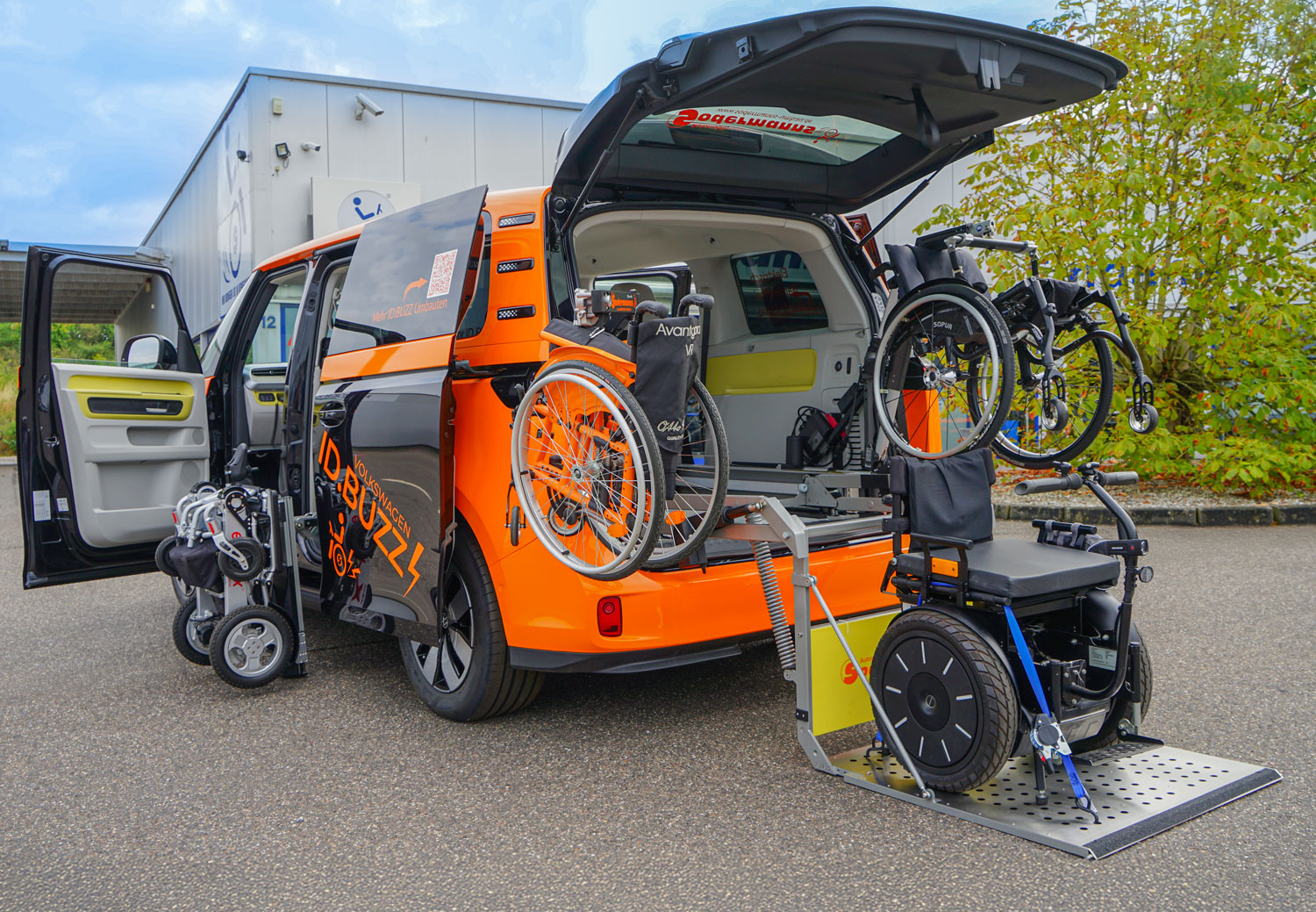 Behindertengerechter Volkswagen ID. Buzz Vorführfahrzeug für Selbst und Beifahrer. Einstiegshilfen, Handbediengerät und Verladesysteme. Sodermanns