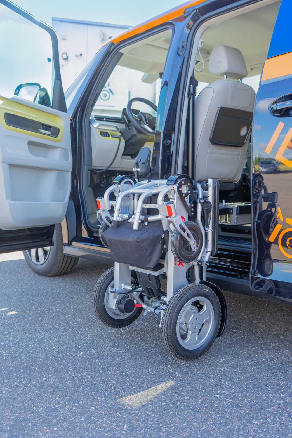 Behindertengerechter Volkswagen ID. Buzz Vorführfahrzeug für Selbst und Beifahrer. Einstiegshilfen, Handbediengerät und Verladesysteme. Sodermanns