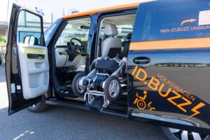 Behindertengerechter Volkswagen ID. Buzz Vorführfahrzeug für Selbst und Beifahrer. Einstiegshilfen, Handbediengerät und Verladesysteme. Sodermanns