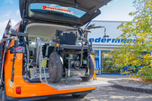 Behindertengerechter Volkswagen ID. Buzz Vorführfahrzeug für Selbst und Beifahrer. Einstiegshilfen, Handbediengerät und Verladesysteme. Sodermanns