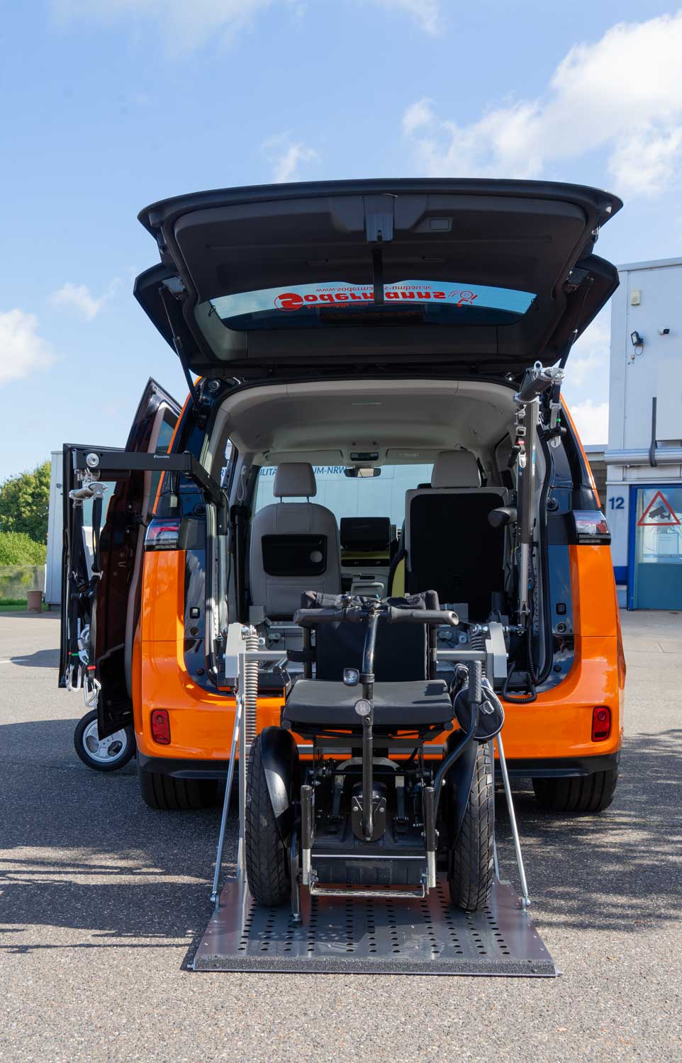 Behindertengerechter Volkswagen ID. Buzz Vorführfahrzeug für Selbst und Beifahrer. Einstiegshilfen, Handbediengerät und Verladesysteme. Sodermanns