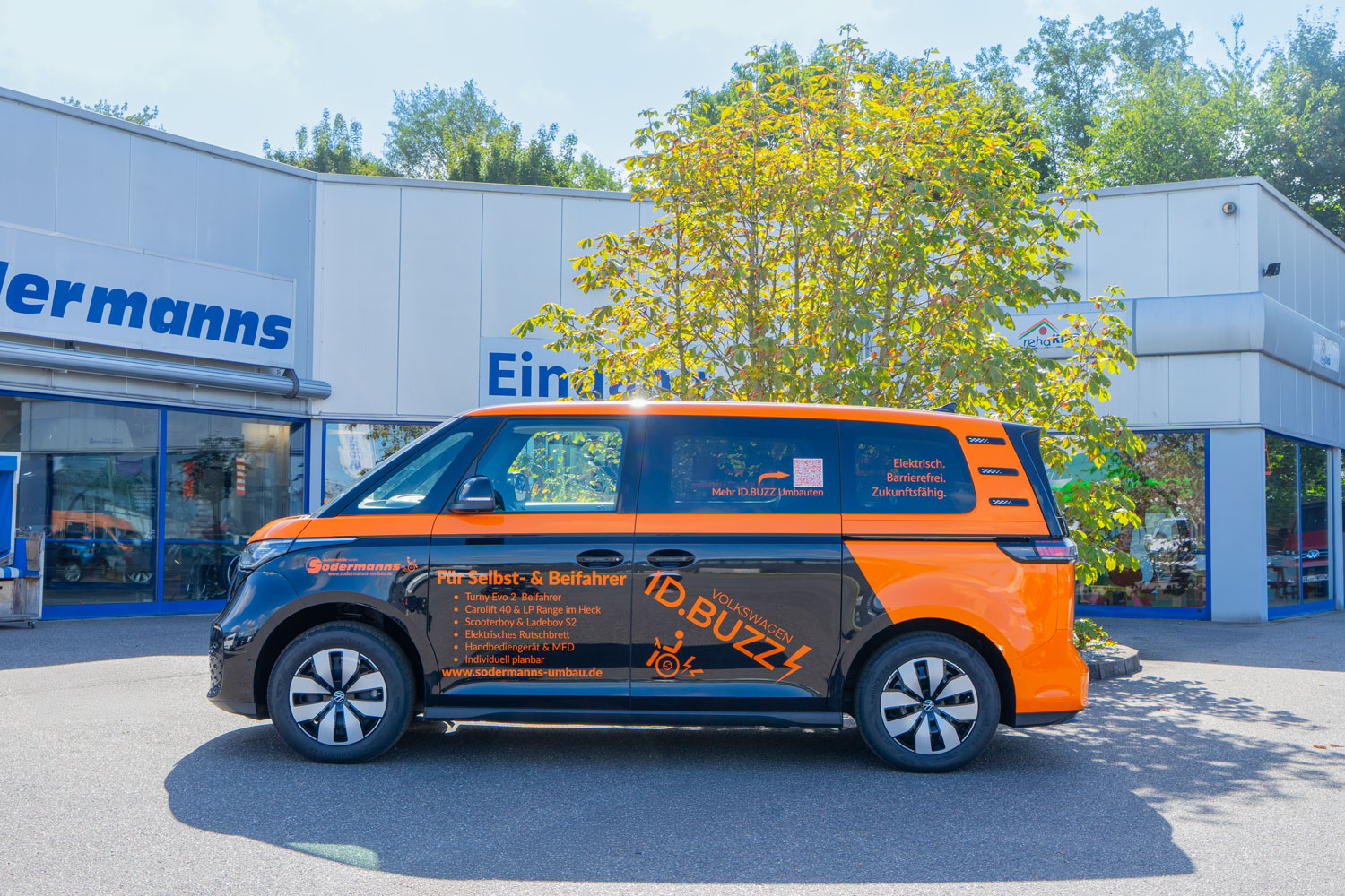 Behindertengerechter Volkswagen ID. Buzz Vorführfahrzeug für Selbst und Beifahrer. Einstiegshilfen, Handbediengerät und Verladesysteme. Sodermanns