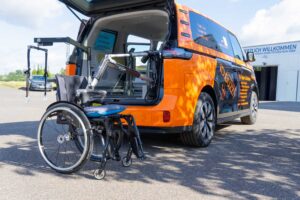 Behindertengerechter Volkswagen ID. Buzz Vorführfahrzeug für Selbst und Beifahrer. Einstiegshilfen, Handbediengerät und Verladesysteme. Sodermanns