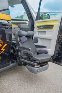 Behindertengerechter Volkswagen ID. Buzz Vorführfahrzeug für Selbst und Beifahrer. Einstiegshilfen, Handbediengerät und Verladesysteme. Sodermanns