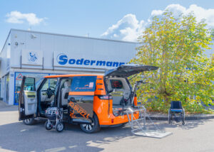 Behindertengerechter Volkswagen ID. Buzz Vorführfahrzeug für Selbst und Beifahrer. Einstiegshilfen, Handbediengerät und Verladesysteme. Sodermanns