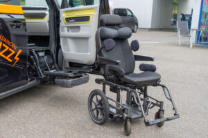 Behindertengerechter Volkswagen ID. Buzz Vorführfahrzeug für Selbst und Beifahrer. Einstiegshilfen, Handbediengerät und Verladesysteme. Sodermanns