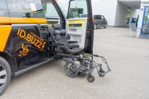 Behindertengerechter Volkswagen ID. Buzz Vorführfahrzeug für Selbst und Beifahrer. Einstiegshilfen, Handbediengerät und Verladesysteme. Sodermanns