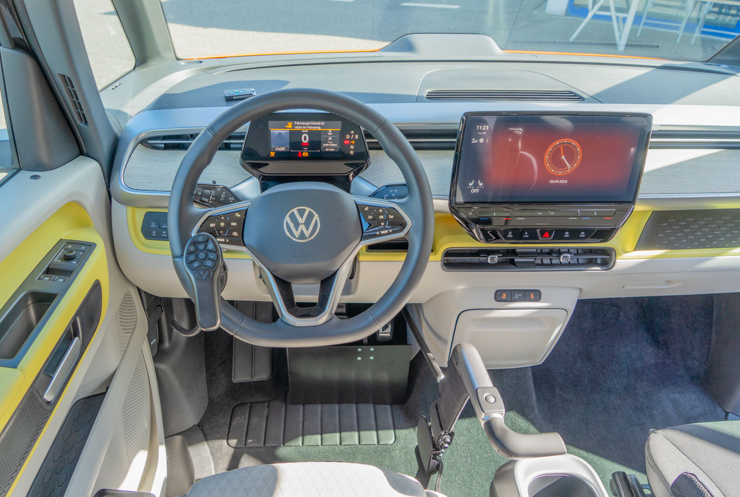 Behindertengerechter Volkswagen ID. Buzz Vorführfahrzeug für Selbst und Beifahrer. Einstiegshilfen, Handbediengerät und Verladesysteme. Sodermanns