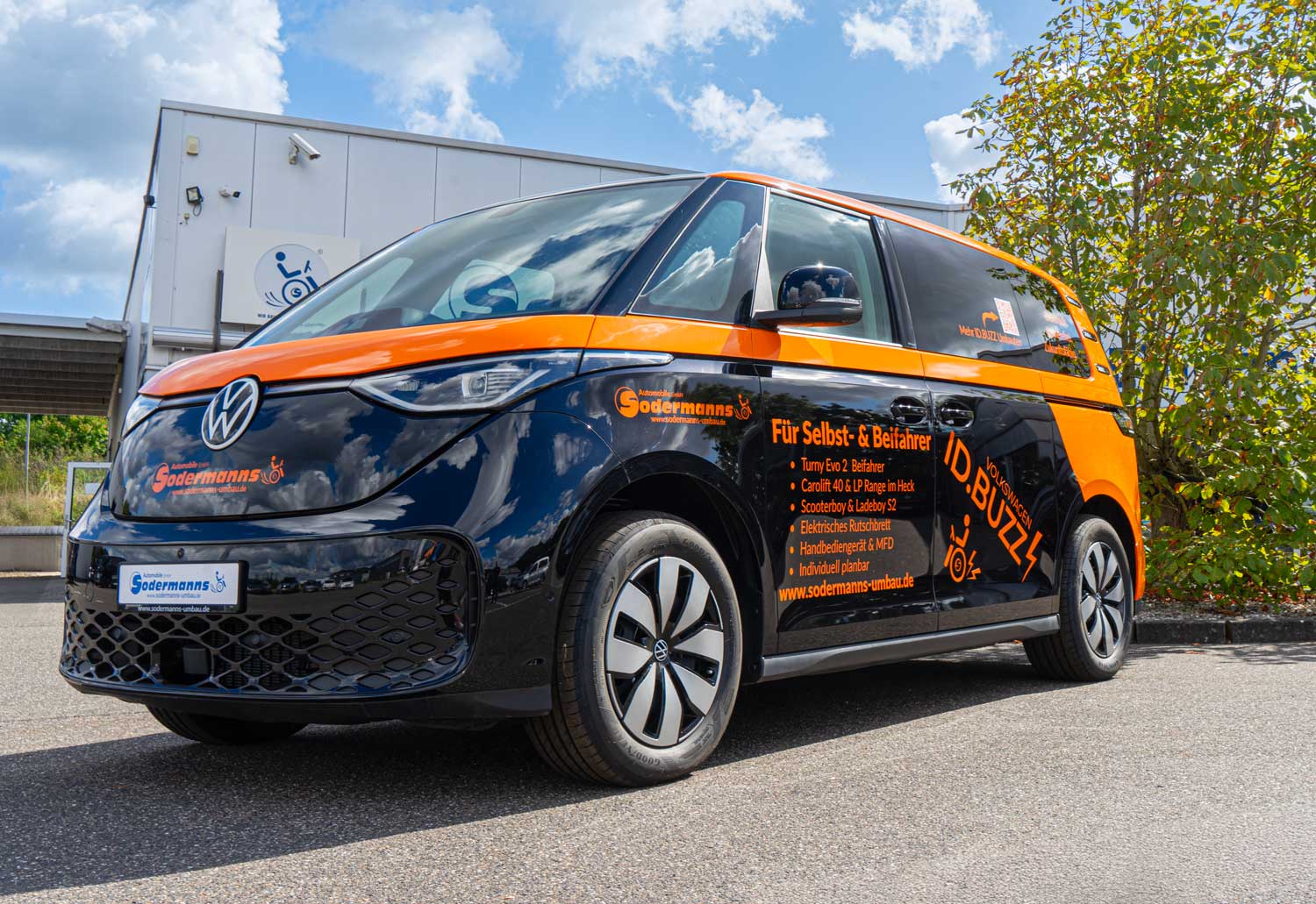 Behindertengerechter Volkswagen ID. Buzz Vorführfahrzeug für Selbst und Beifahrer. Einstiegshilfen, Handbediengerät und Verladesysteme. Sodermanns