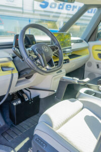 Behindertengerechter Volkswagen ID. Buzz Vorführfahrzeug für Selbst und Beifahrer. Einstiegshilfen, Handbediengerät und Verladesysteme. Sodermanns