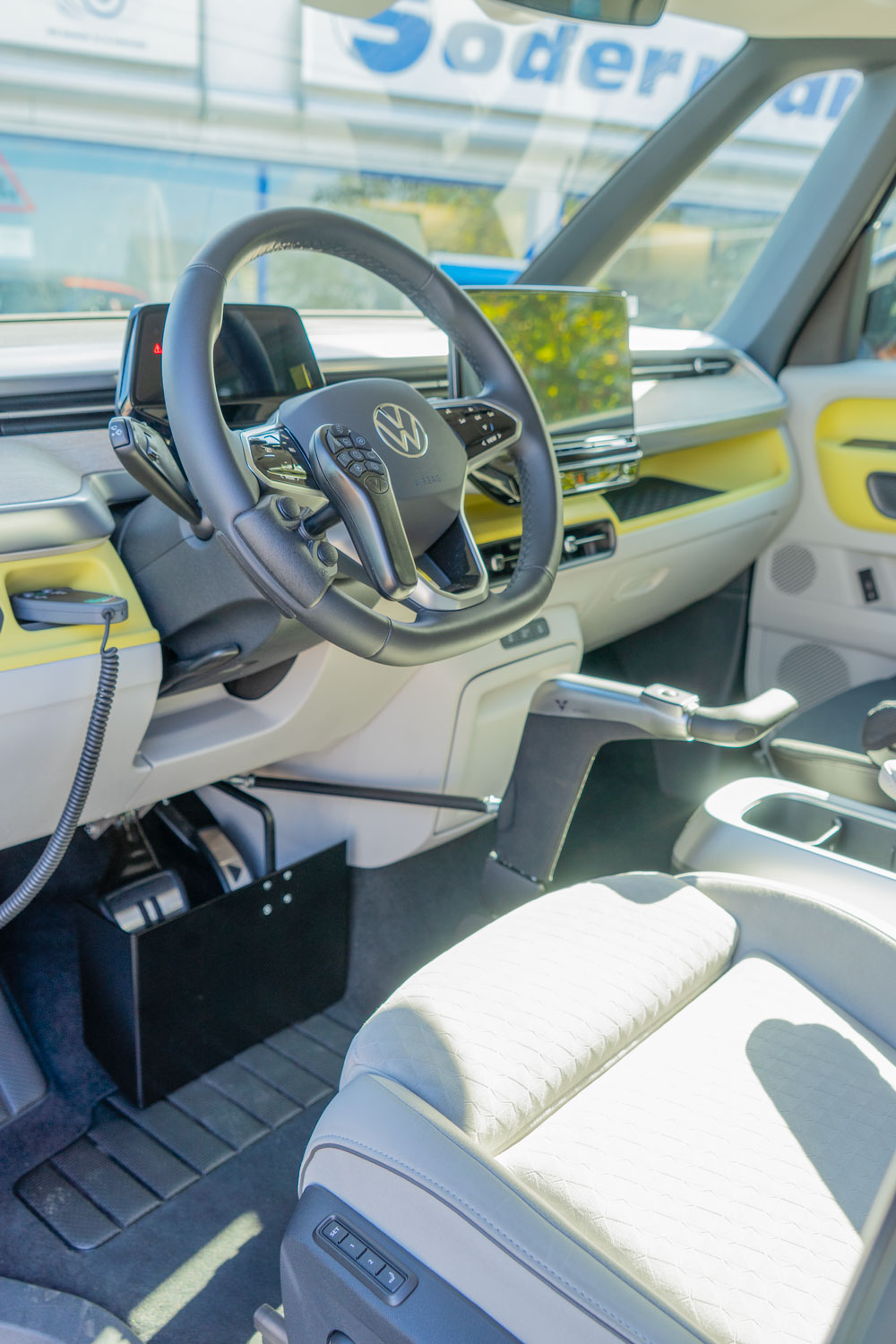 Behindertengerechter Volkswagen ID. Buzz Vorführfahrzeug für Selbst und Beifahrer. Einstiegshilfen, Handbediengerät und Verladesysteme. Sodermanns