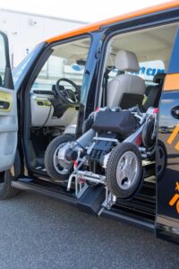 Behindertengerechter Volkswagen ID. Buzz Vorführfahrzeug für Selbst und Beifahrer. Einstiegshilfen, Handbediengerät und Verladesysteme. Sodermanns