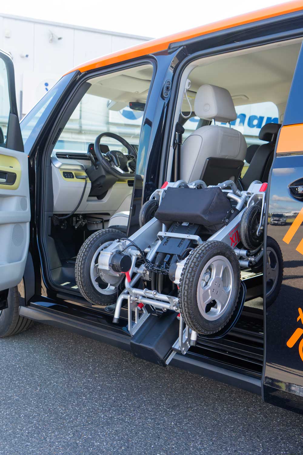 Behindertengerechter Volkswagen ID. Buzz Vorführfahrzeug für Selbst und Beifahrer. Einstiegshilfen, Handbediengerät und Verladesysteme. Sodermanns