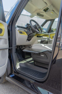 Behindertengerechter Volkswagen ID. Buzz Vorführfahrzeug für Selbst und Beifahrer. Einstiegshilfen, Handbediengerät und Verladesysteme. Sodermanns