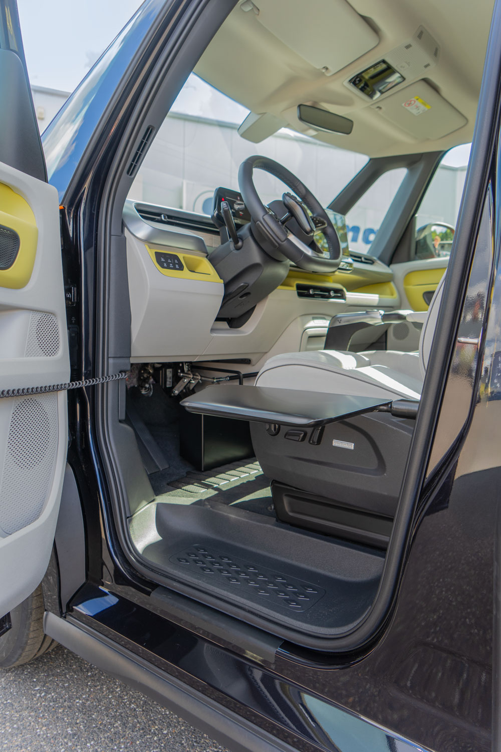 Behindertengerechter Volkswagen ID. Buzz Vorführfahrzeug für Selbst und Beifahrer. Einstiegshilfen, Handbediengerät und Verladesysteme. Sodermanns