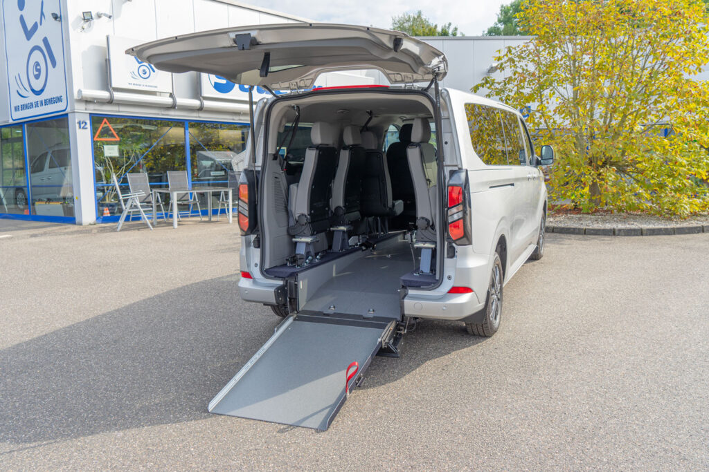 AMF-Longcut-Heck-offen-Rampe-unten-Sitze-eingeklappt-web Behindertengerechter Ford Custom Long Cut Heckausschnitt