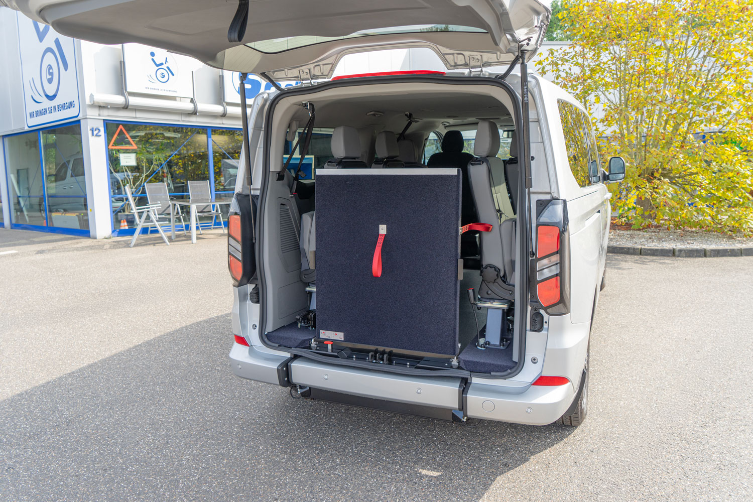 Behindertengerechter Ford Custom Long Cut Heckausschnitt