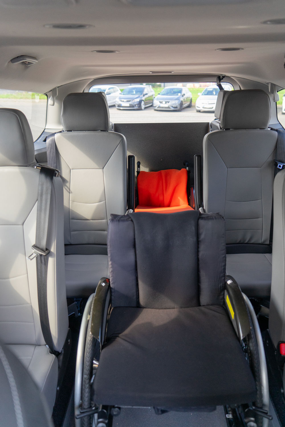 Behindertengerechter Ford Custom Long Cut Heckausschnitt