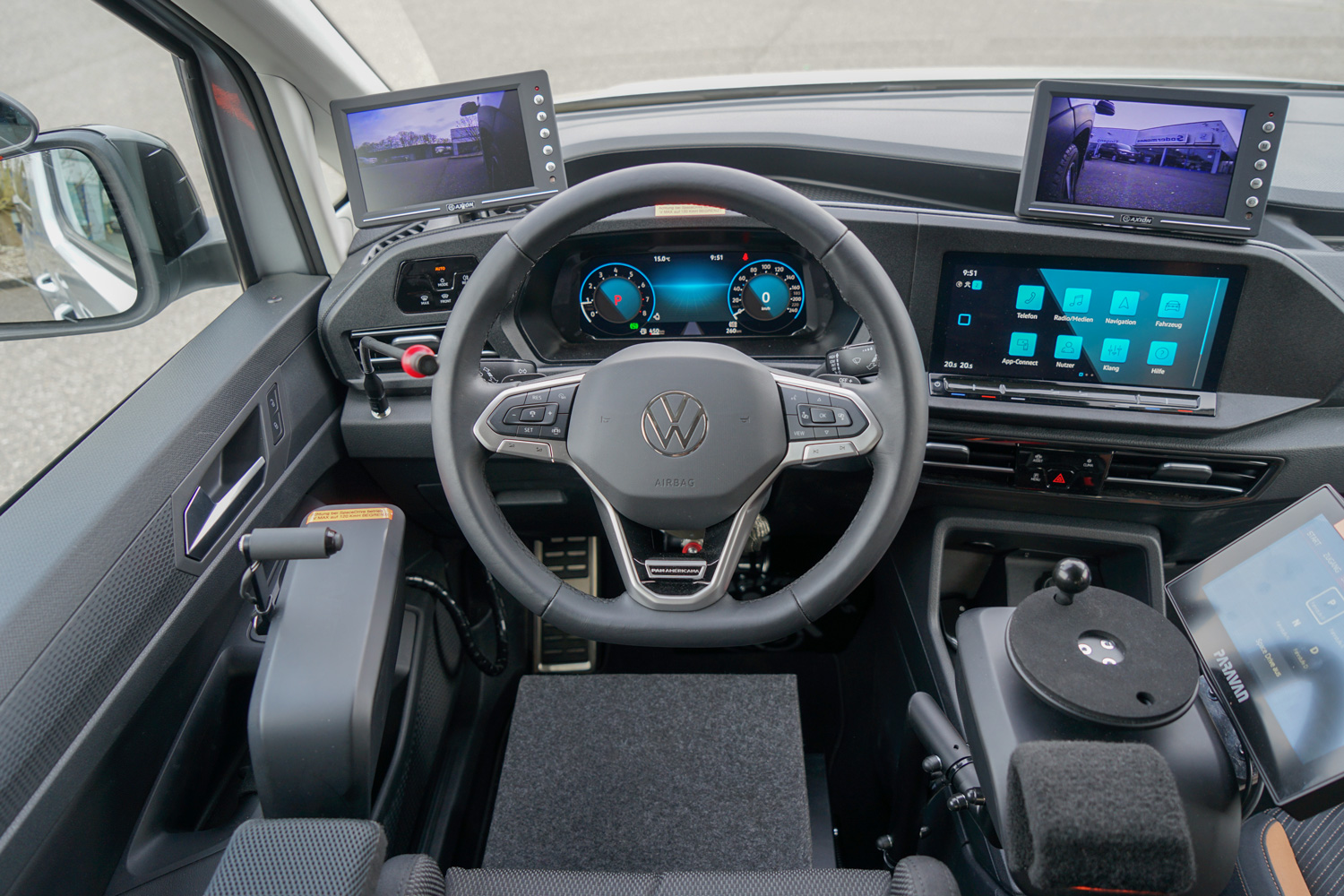 Behindertengerechter VW Caddy 5 California Selbstfahrerumbau mit Space Drive, Sprachsteuerung, Minilenkrad, Gasbremsschieber, Sodermanns.