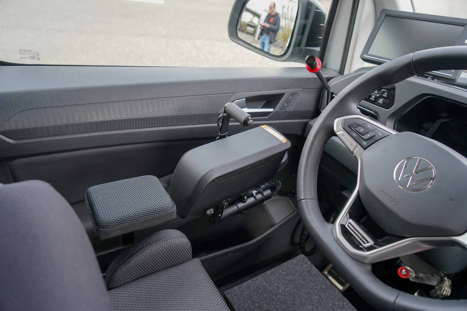 Behindertengerechter VW Caddy 5 California Selbstfahrerumbau mit Space Drive, Sprachsteuerung, Minilenkrad, Gasbremsschieber, Sodermanns.