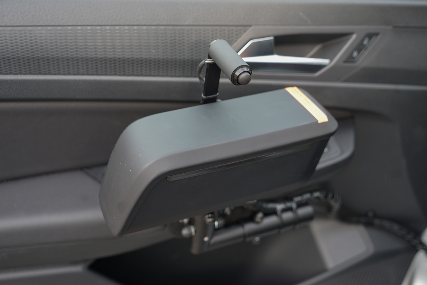 Behindertengerechter VW Caddy 5 California Selbstfahrerumbau mit Space Drive, Sprachsteuerung, Minilenkrad, Gasbremsschieber, Sodermanns.