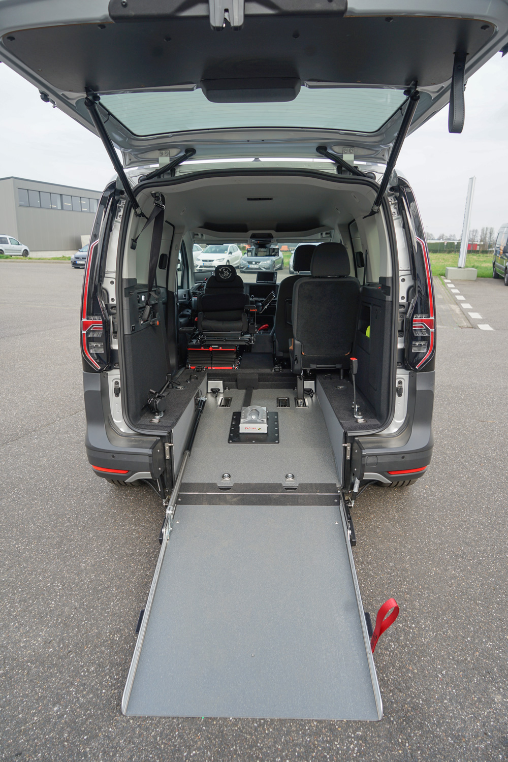 Behindertengerechter VW Caddy 5 California Selbstfahrerumbau mit Space Drive, Sprachsteuerung, Minilenkrad, Gasbremsschieber, Sodermanns.