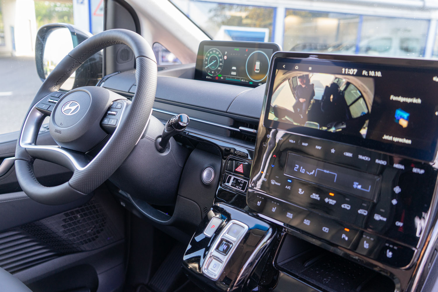 behindertengerechter Hyundai Staria mit Heckeinstieg, Rollstuhlrampe und Haltegriff, Sodermanns