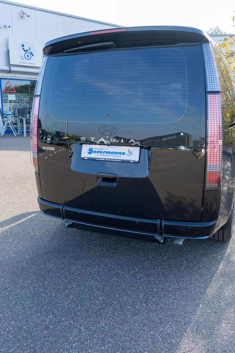 behindertengerechter Hyundai Staria mit Heckeinstieg, Rollstuhlrampe und Haltegriff, Sodermanns