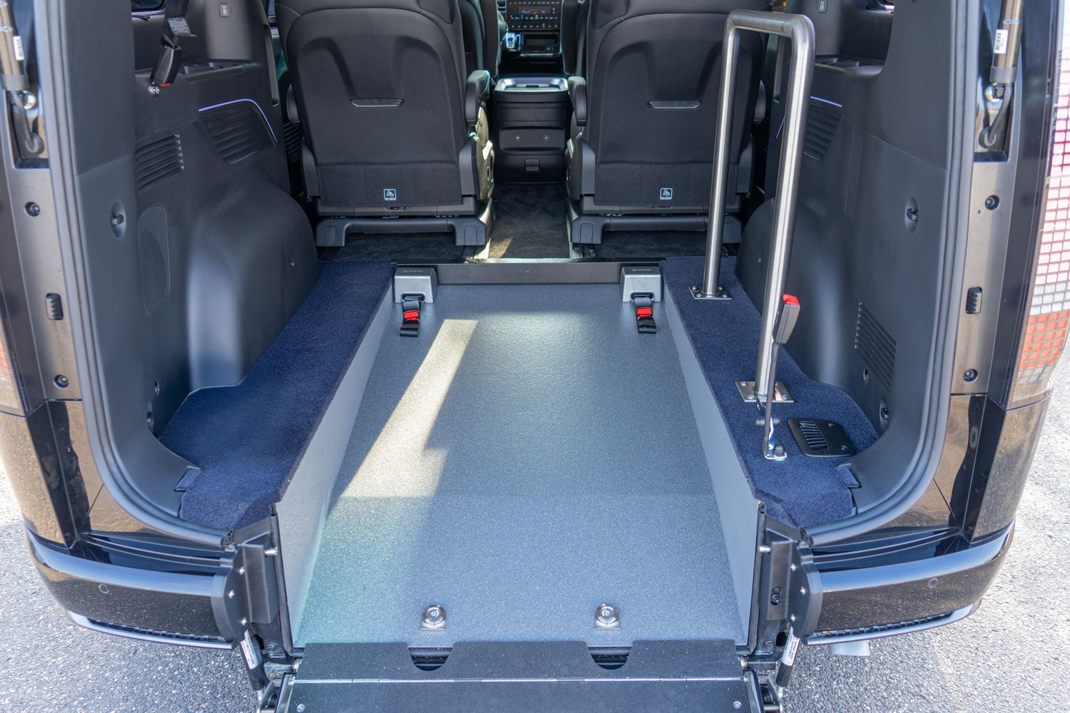 behindertengerechter Hyundai Staria mit Heckeinstieg, Rollstuhlrampe und Haltegriff, Sodermanns