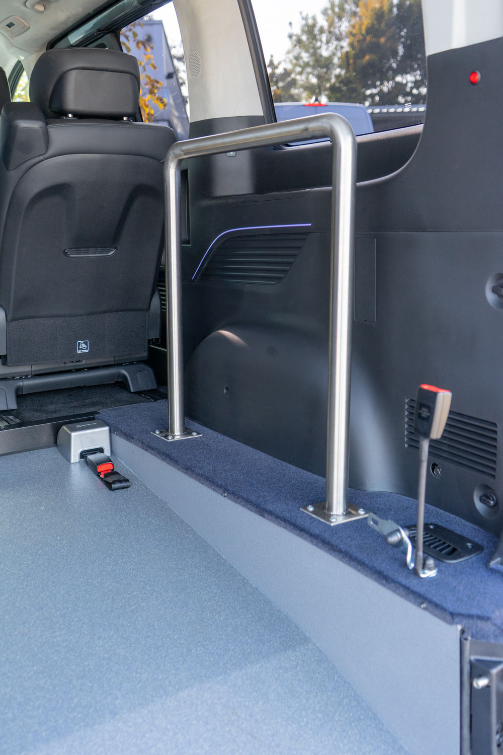 behindertengerechter Hyundai Staria mit Heckeinstieg, Rollstuhlrampe und Haltegriff, Sodermanns