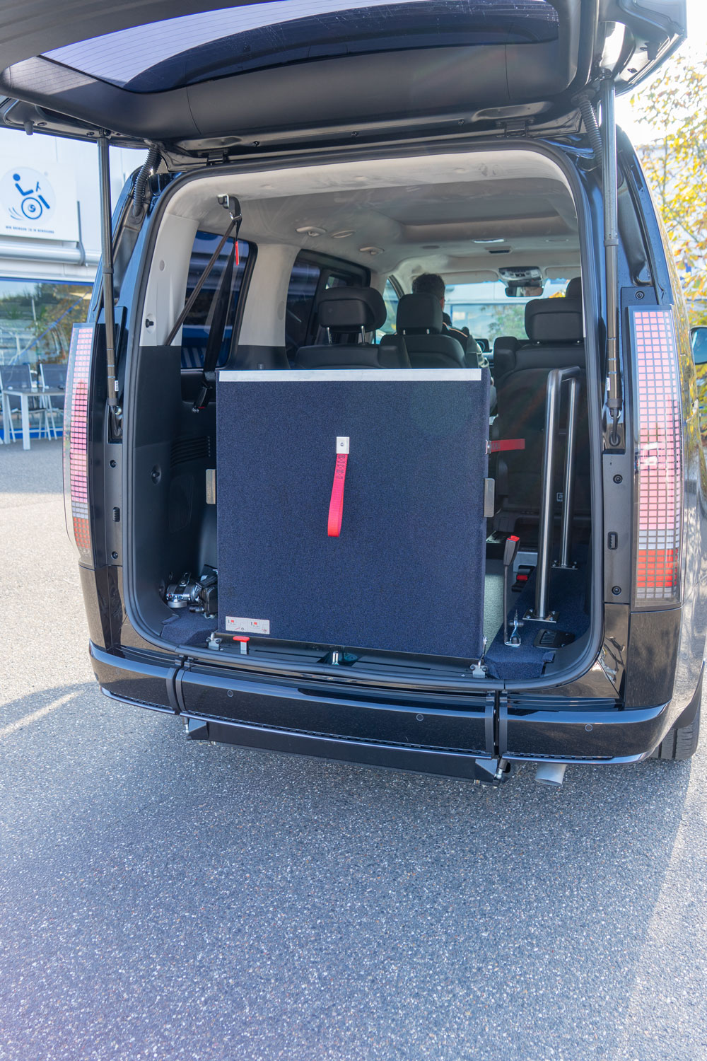 behindertengerechter Hyundai Staria mit Heckeinstieg, Rollstuhlrampe und Haltegriff, Sodermanns