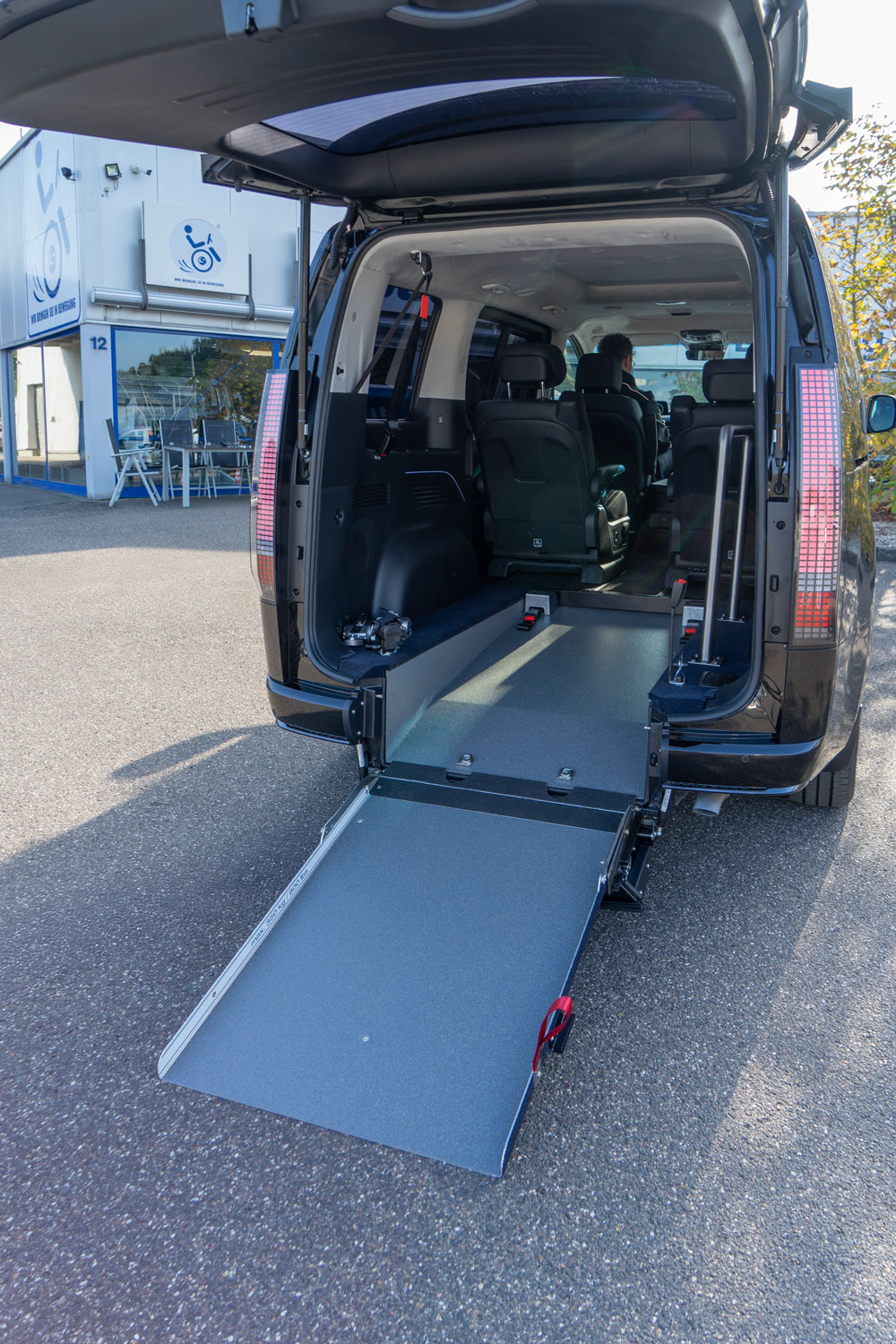 behindertengerechter Hyundai Staria mit Heckeinstieg, Rollstuhlrampe und Haltegriff, Sodermanns