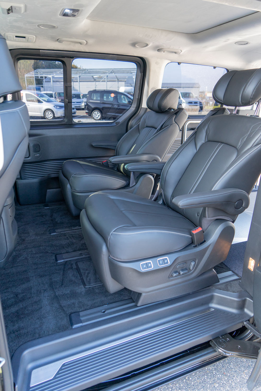 behindertengerechter Hyundai Staria mit Heckeinstieg, Rollstuhlrampe und Haltegriff, Sodermanns