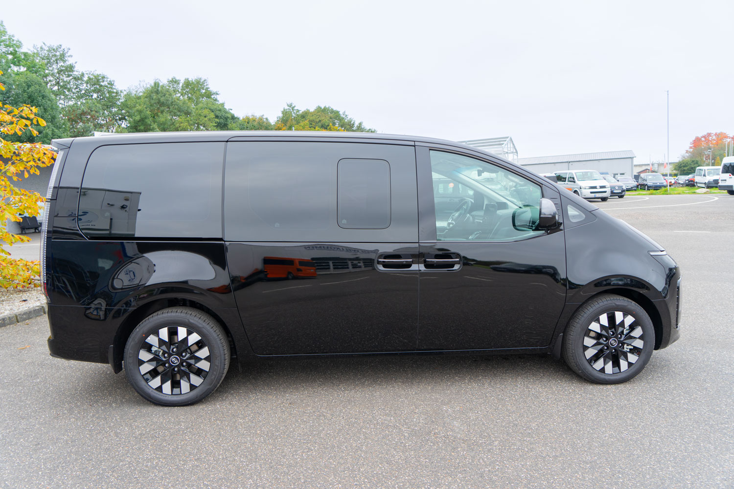 behindertengerechter Hyundai Staria mit Heckeinstieg, Rollstuhlrampe und Haltegriff, Sodermanns