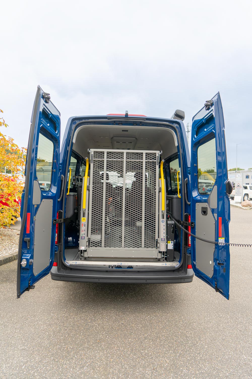 Behindertengerechter Volkswagen Crafter Beifahrerumbau zur Pflege im Rollstuhl, Hubschwenksitz, Hecklift, Personenlifter, Fahrtrage und vielem mehr, Sodermanns