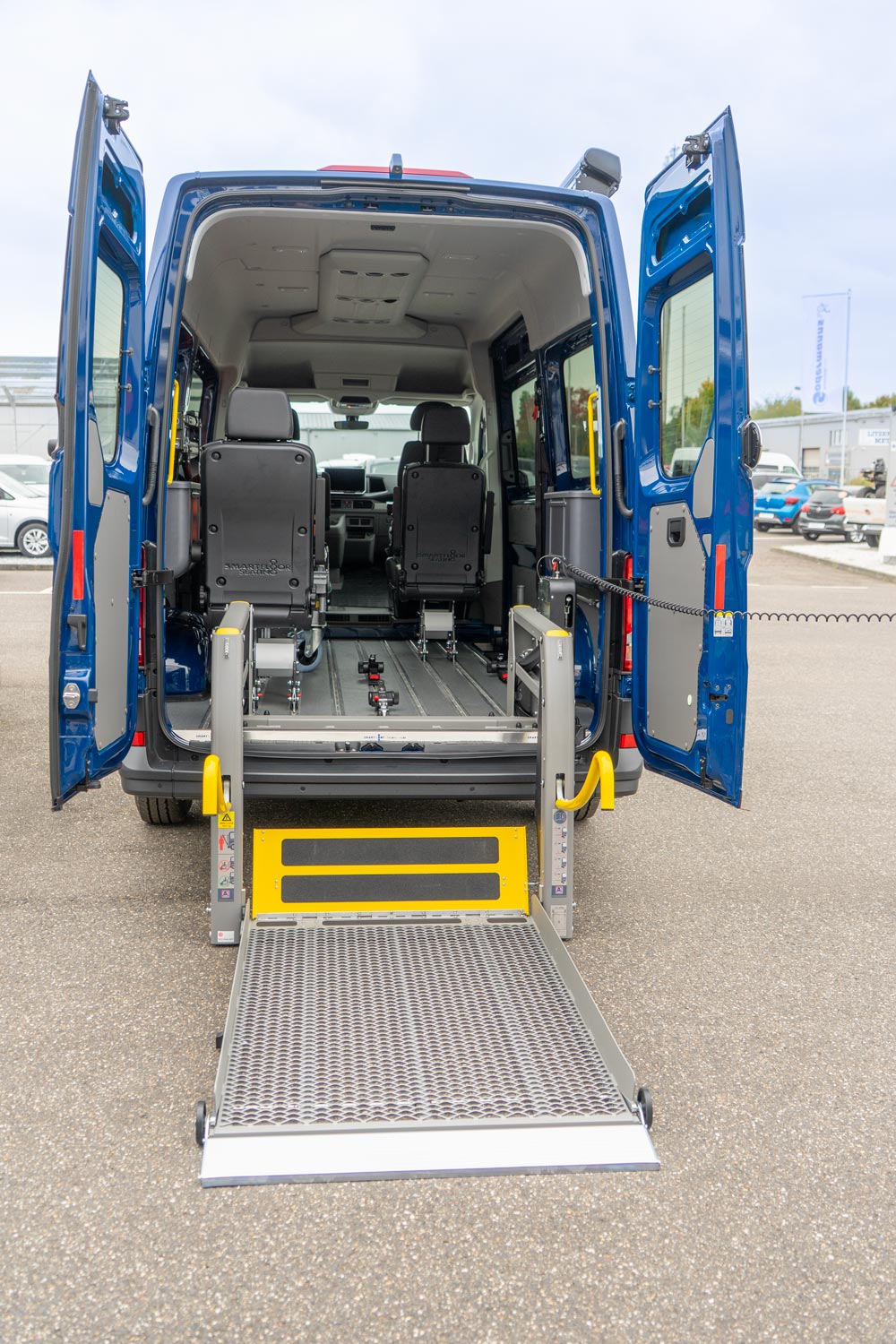 Behindertengerechter Volkswagen Crafter Beifahrerumbau zur Pflege im Rollstuhl, Hubschwenksitz, Hecklift, Personenlifter, Fahrtrage und vielem mehr, Sodermanns