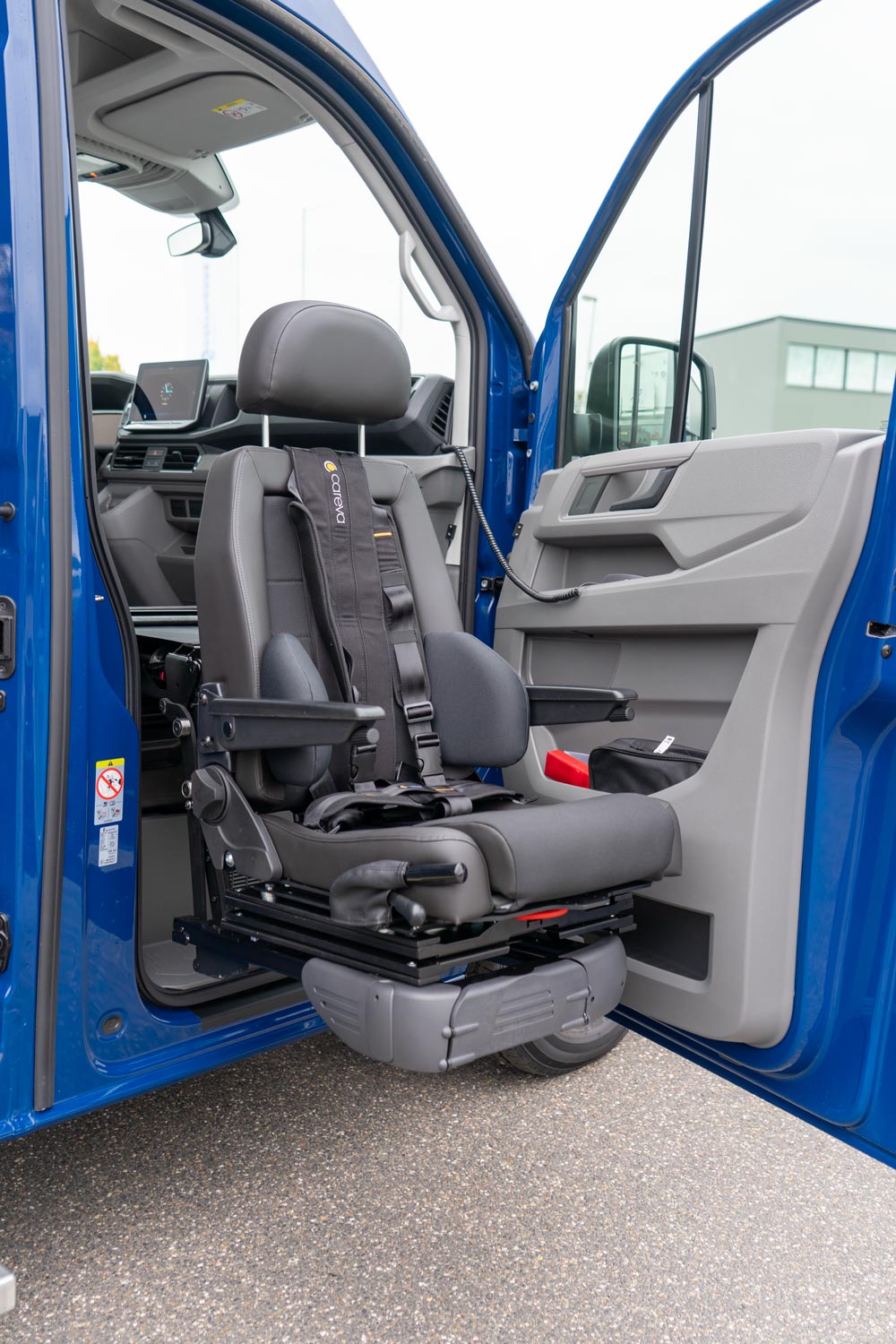 Behindertengerechter Volkswagen Crafter Beifahrerumbau zur Pflege im Rollstuhl, Hubschwenksitz, Hecklift, Personenlifter, Fahrtrage und vielem mehr, Sodermanns