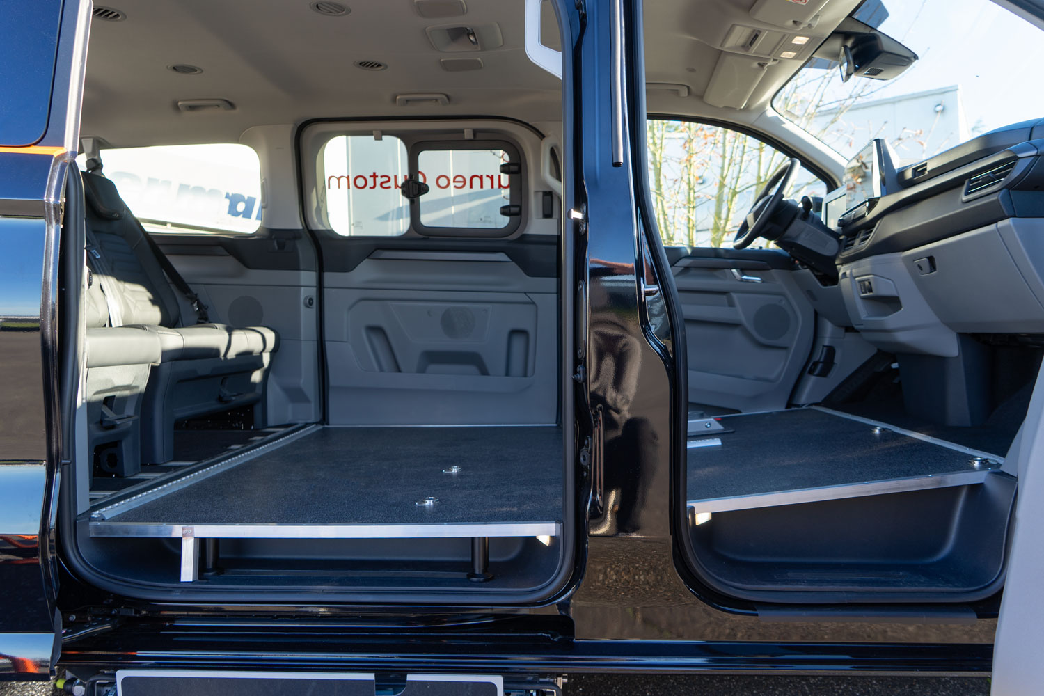 Behindertengerechter Ford Tourneo Custom Vorführfahrzeug für Selbst- und Beifahrer, Unterflurkassettenlift, Bodenbegradigung, Dockingstation, Sodermanns