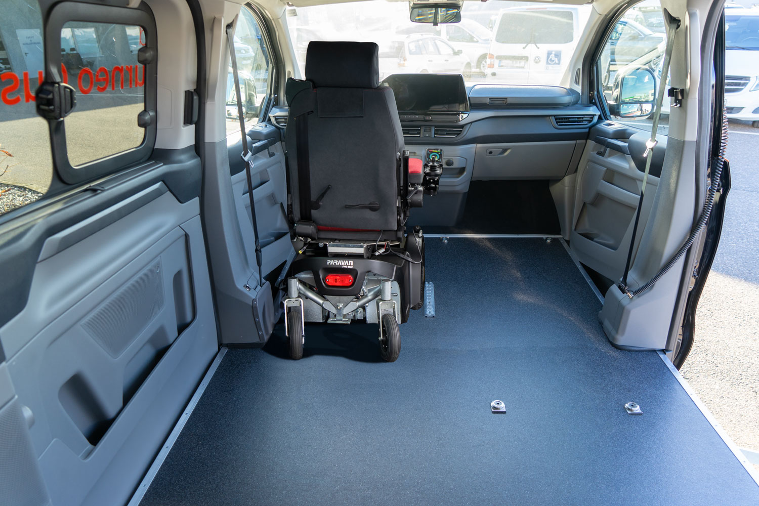 Behindertengerechter Ford Tourneo Custom Vorführfahrzeug für Selbst- und Beifahrer, Unterflurkassettenlift, Bodenbegradigung, Dockingstation, Sodermanns