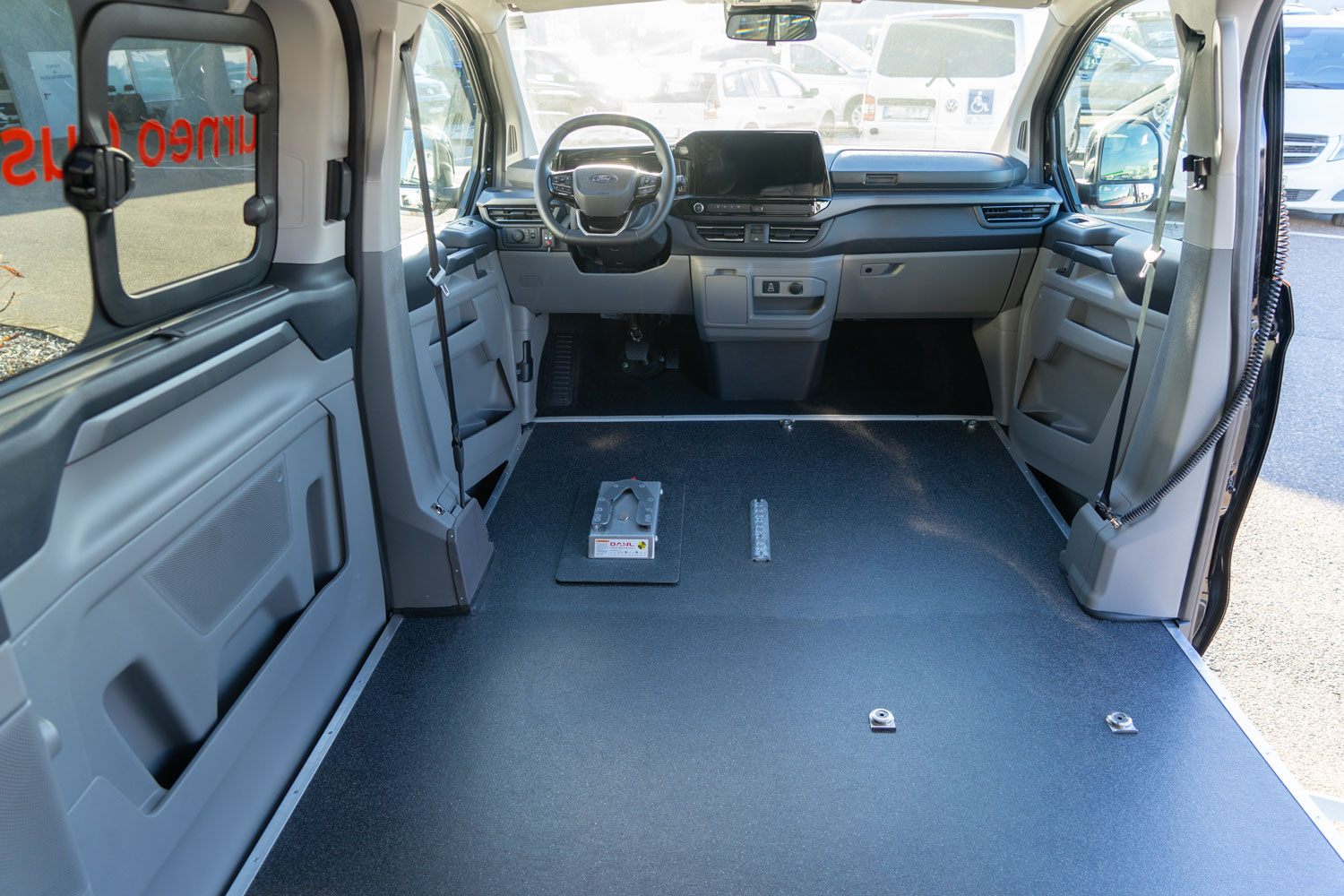 Behindertengerechter Ford Tourneo Custom Vorführfahrzeug für Selbst- und Beifahrer, Unterflurkassettenlift, Bodenbegradigung, Dockingstation, Sodermanns