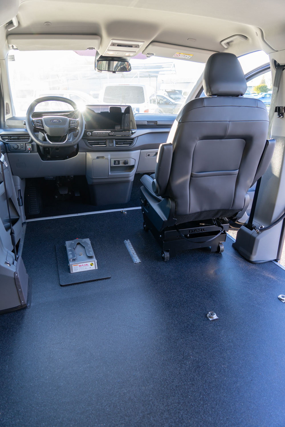 Behindertengerechter Ford Tourneo Custom Vorführfahrzeug für Selbst- und Beifahrer, Unterflurkassettenlift, Bodenbegradigung, Dockingstation, Sodermanns