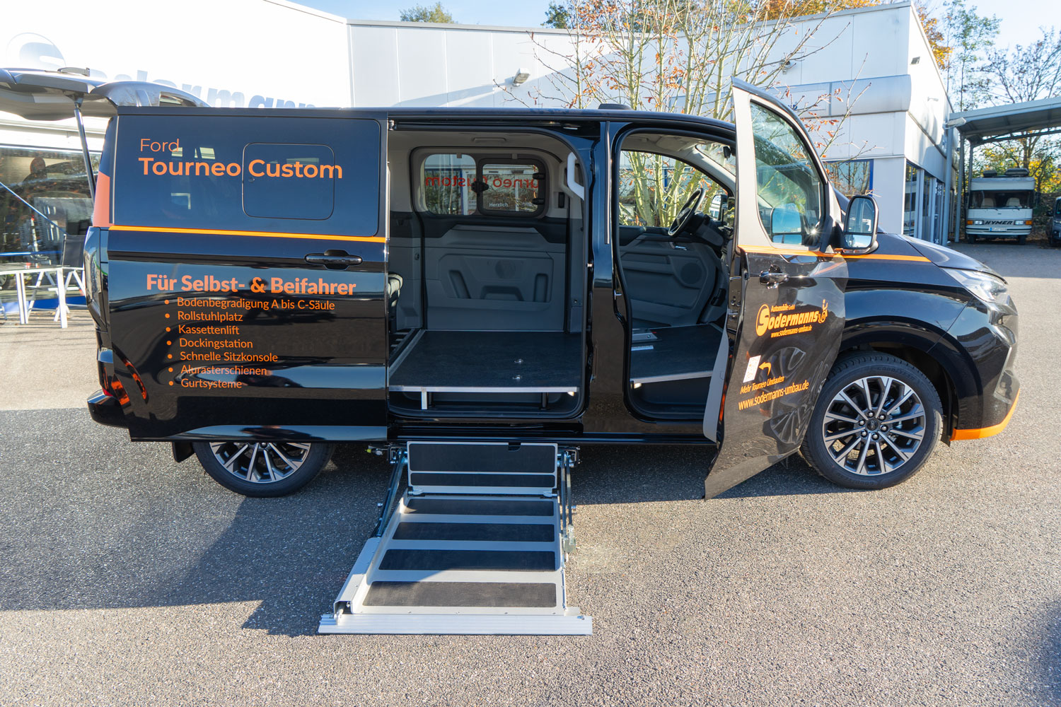 Behindertengerechter Ford Tourneo Custom Vorführfahrzeug für Selbst- und Beifahrer, Unterflurkassettenlift, Bodenbegradigung, Dockingstation, Sodermanns