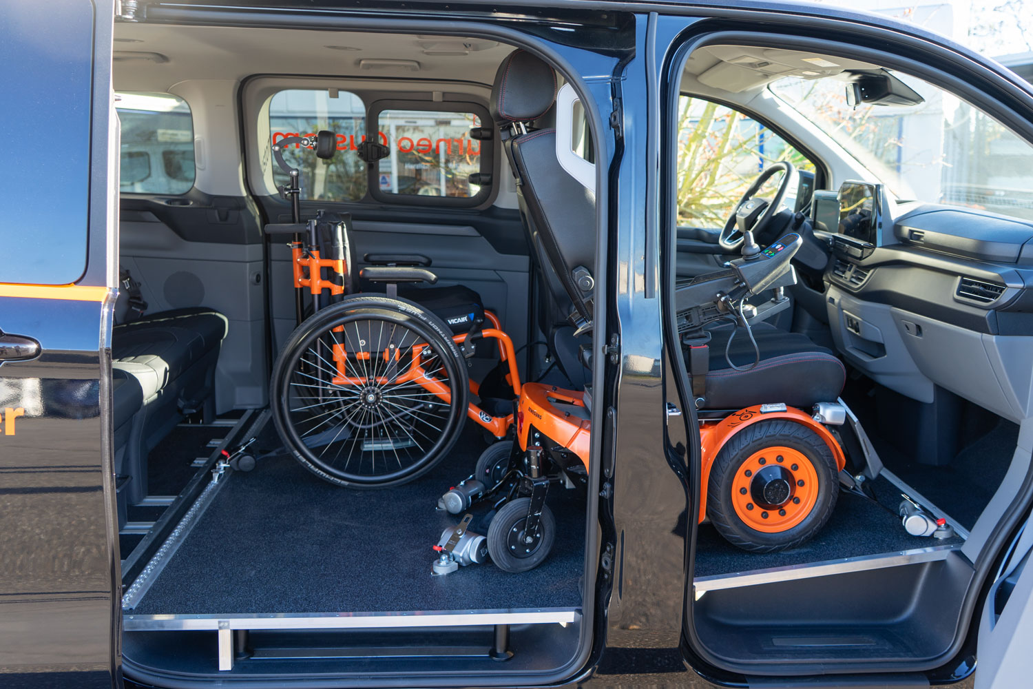 Behindertengerechter Ford Tourneo Custom Vorführfahrzeug für Selbst- und Beifahrer, Unterflurkassettenlift, Bodenbegradigung, Dockingstation, Sodermanns