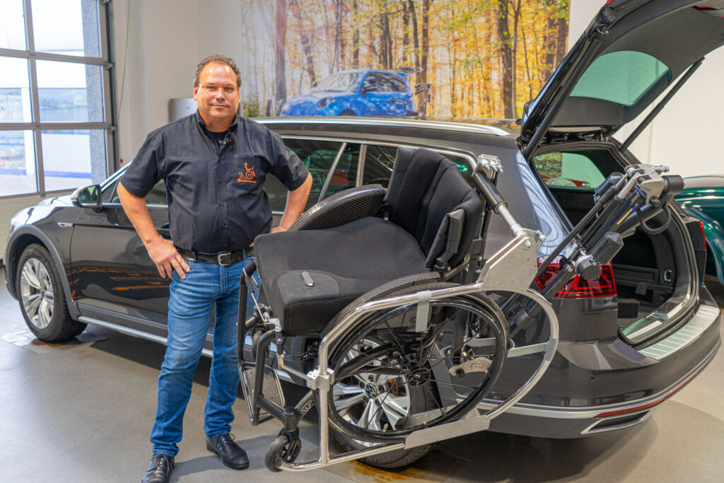 Robot Rollstuhlverladehilfe im behindertengerechten VW Passat Variant, Sodermanns