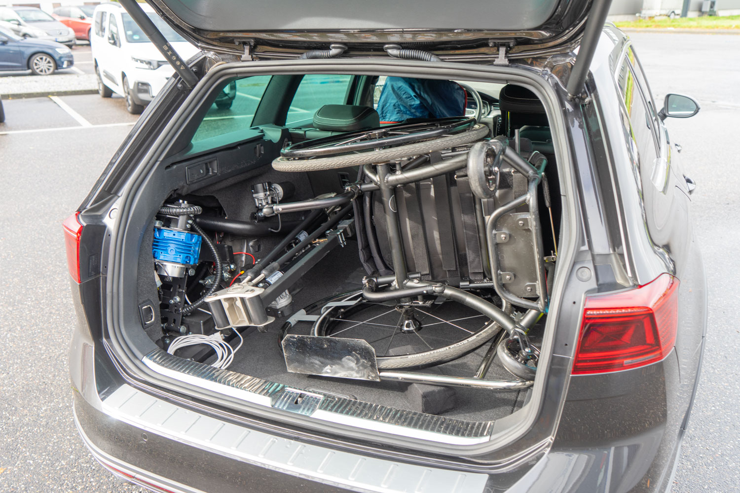 Robot Rollstuhlverladehilfe im behindertengerechten VW Passat Variant, Sodermanns