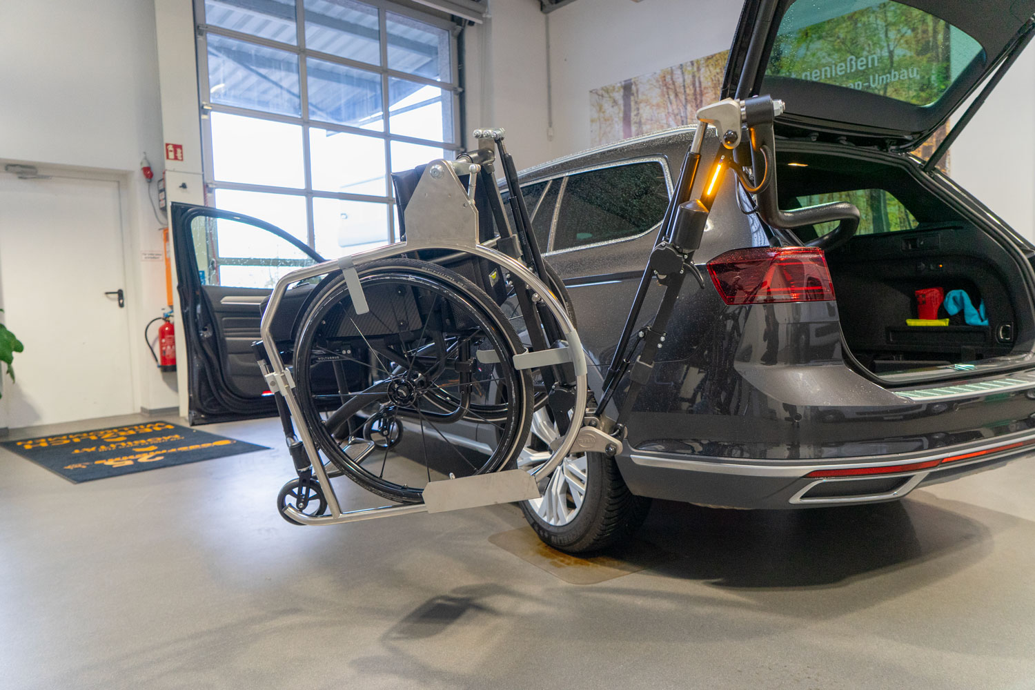 Robot Rollstuhlverladehilfe im behindertengerechten VW Passat Variant, Sodermanns