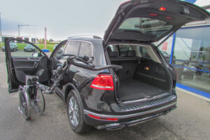 Robot Rollstuhlverladehilfe im behindertengerechten VW Touareg, Sodermanns