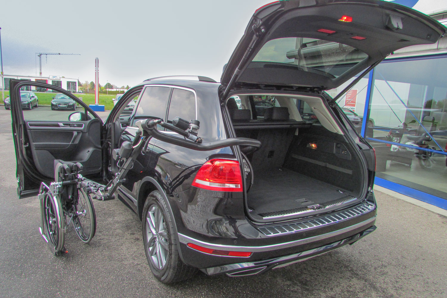 Robot Rollstuhlverladehilfe im behindertengerechten VW Touareg, Sodermanns