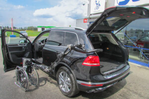 Robot Rollstuhlverladehilfe im behindertengerechten VW Touareg, Sodermanns